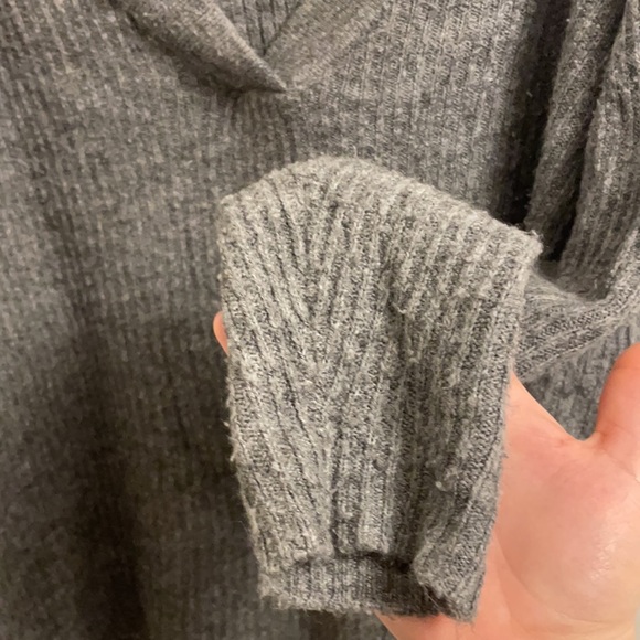 Medium-Large V Neck Hip-Length Grey Sweater - Picture 4 of 4